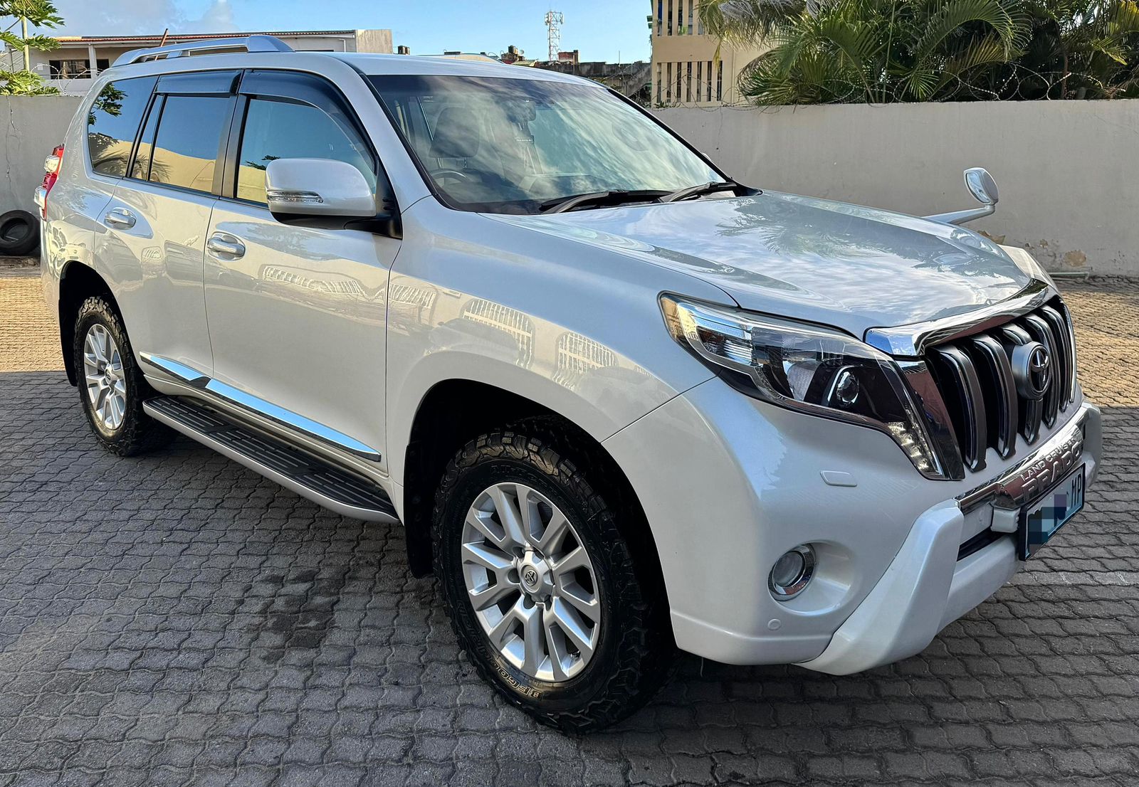 TOYOTA LAND CRUISE PRADO