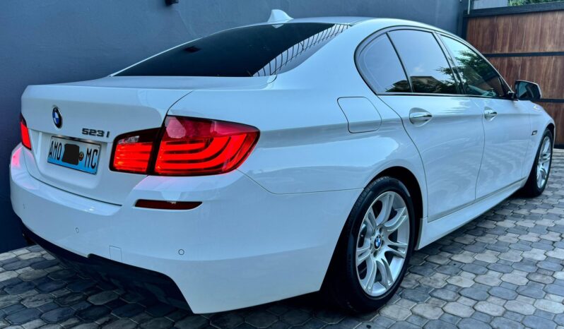 
								BMW 523i Msport full									