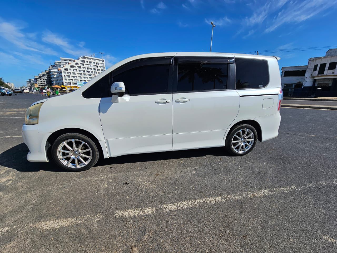 TOYOTA NOAH