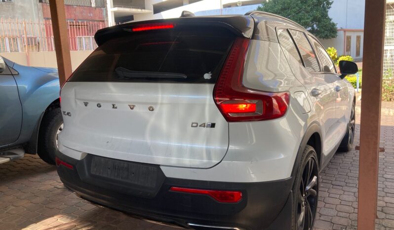 
								VOLVO XC40 R-Design full									