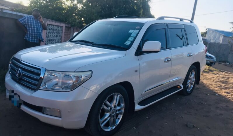 
								TOYOTA LAND CRUISER V8 full									