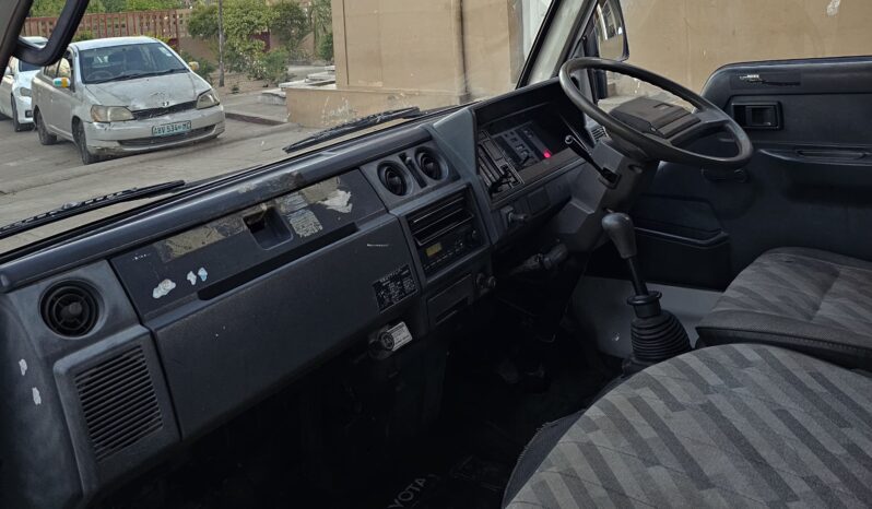 
								TOYOTA HIACE full									