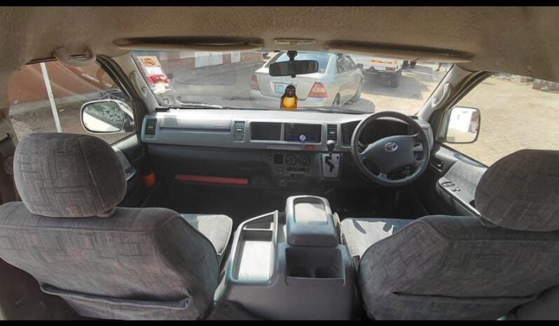 
								TOYOTA HIACE QUANTUM full									